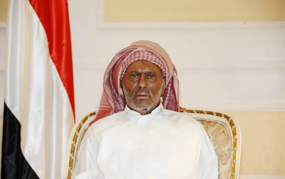 من هو المسؤول الذي غادر صالح قبل دقائق من الانفجار؟