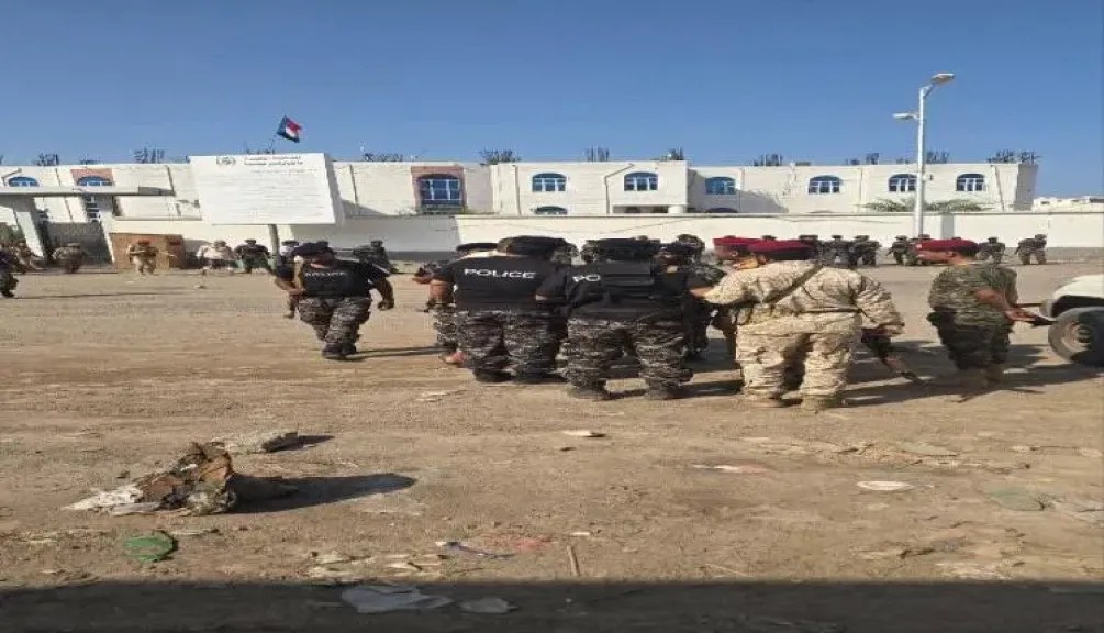 عدن تشتعل من الداخل.. تمرد مسلح داخل مبنى الجوازات وقوات العاصفة تحسم الموقف