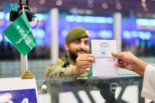 الجوازات السعودية: تمديد تأشيرات الزيارة المنتهية لتسهيل إجراءات المغادرة