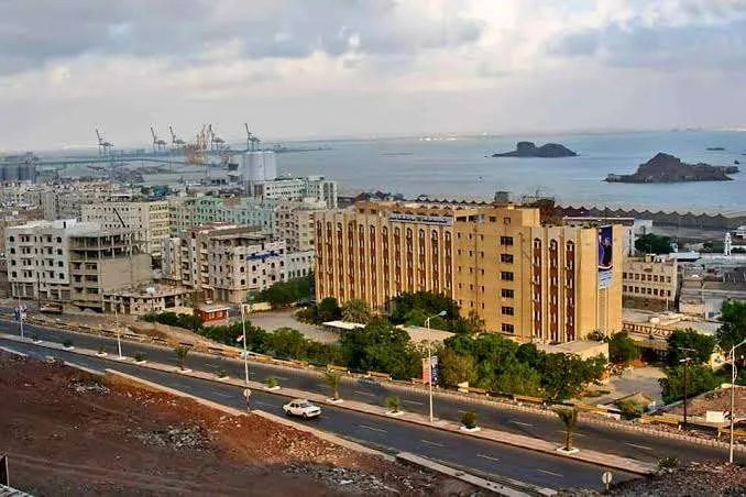 احتجاجات غاضبة أمام شركات الصرافة في عدن للمطالبة باسترجاع الأموال المنهوبة