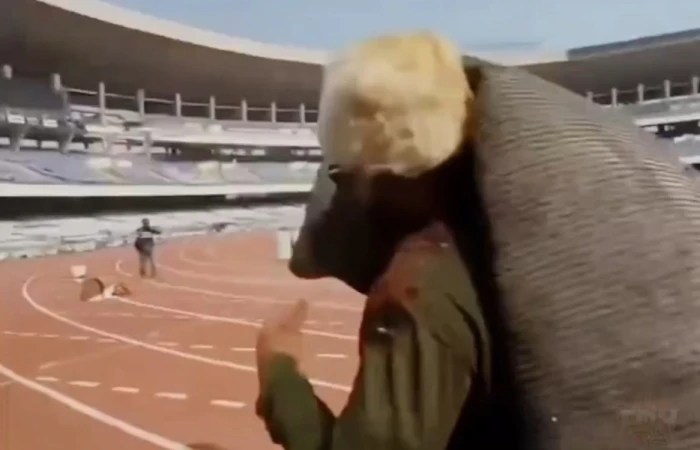 مشجع هندي يسرق سجادة من ملعب كولكاتا بعد فشله في مشاهدة ميسي