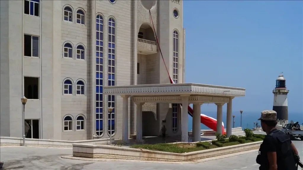 تحركات غامضة في قصر المعاشيق عقب مغادرة العليمي إلى الرياض