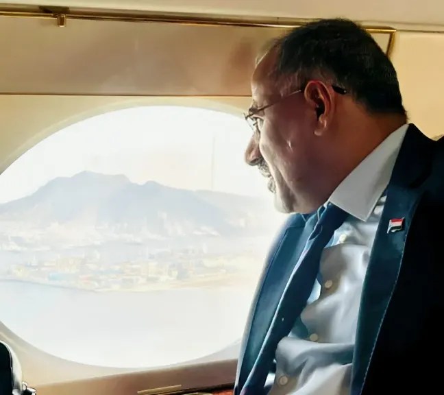 السلطات الصومالية توقف طائرة مرتبطة بتهريب الزبيدي&hellip; والمفاجأة تظهر أثناء التفتيش