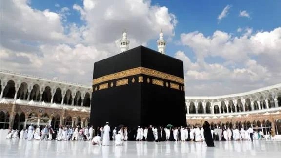 وزارة الحج والعمرة تعلن ضوابط جديدة للتسجيل وتحدد العمر المسموح لأداء العمرة