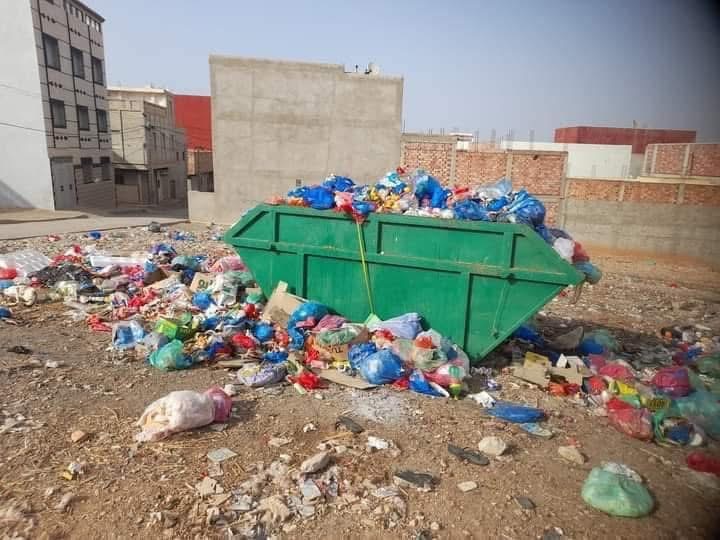 نفايات متراكمة و16 عاملاً في المجهول… من يتحمل المسؤولية بجماعة نكور-غيس نواحي الحسيمة