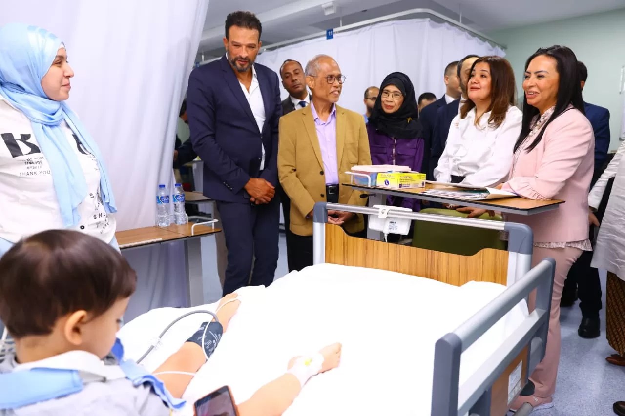 مستشفى الناس للأطفال يبهر وزير سنغافورة بجودة خدماته المجانية