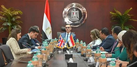وزير الاستثمار والتجارة الخارجية يبحث مع السفير البريطاني بالقاهرة سبل دعم الشراكة الاقتصادية بين البلدين