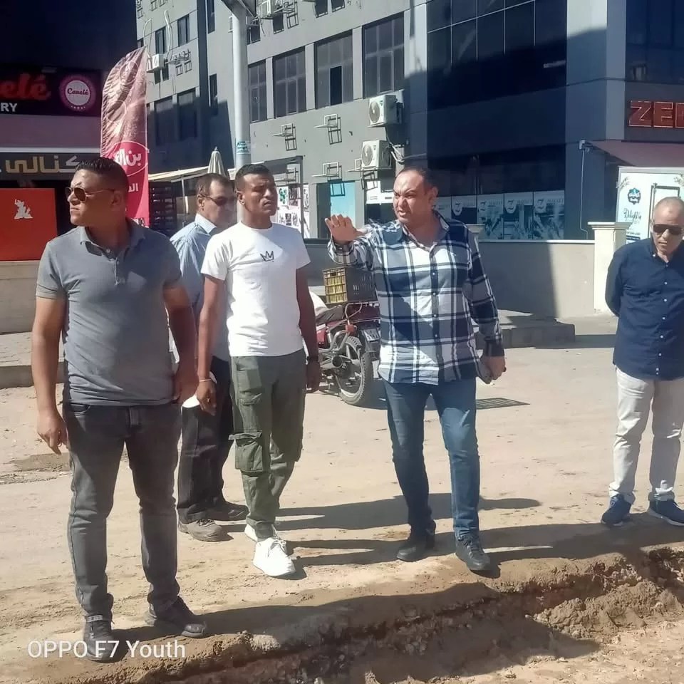 متابعة ميدانية لأعمال رفع كفاءة وتطوير الطرق بمدينة الشروق