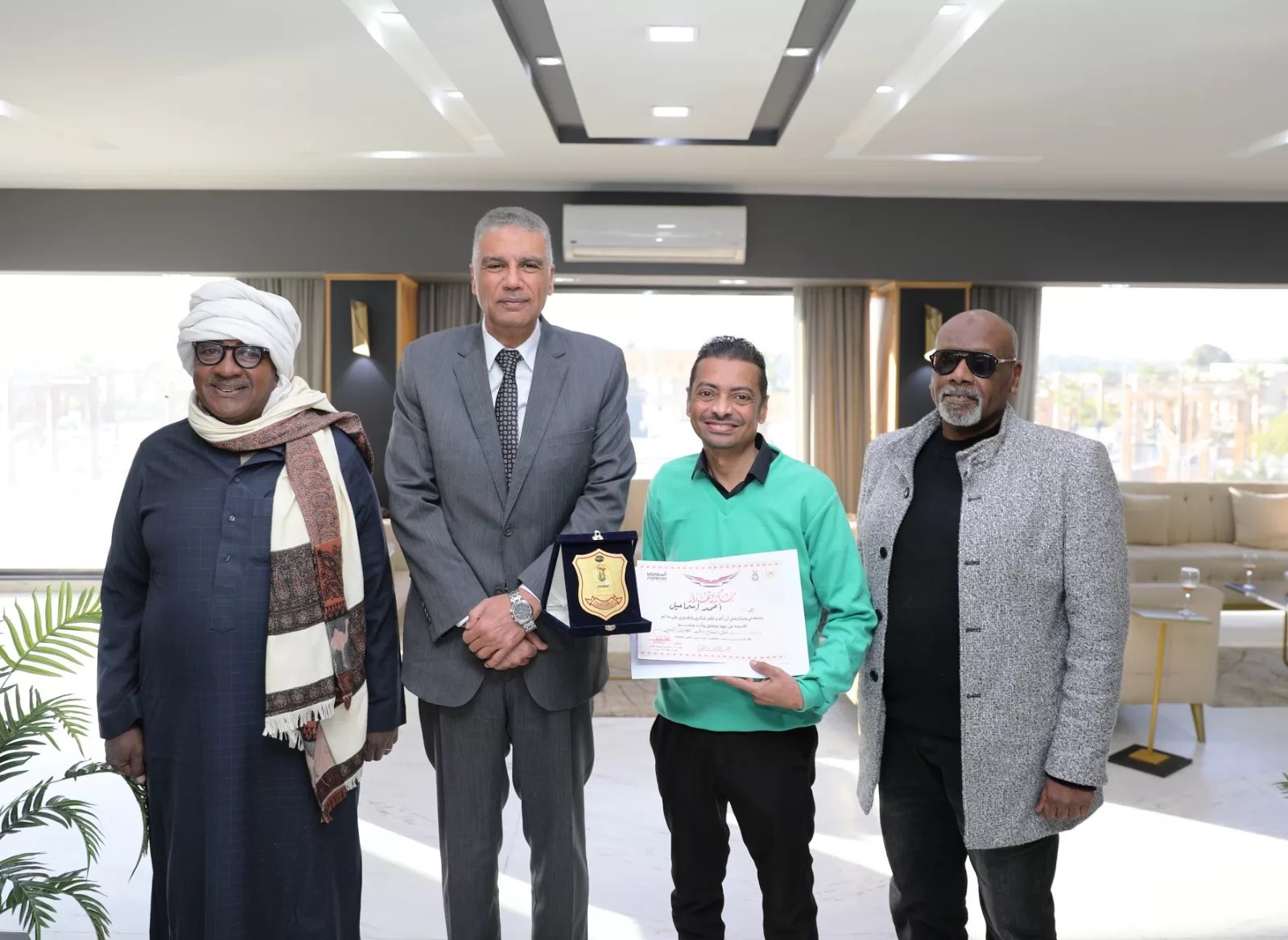 محافظ أسوان يكرم الفنان النوبى أحمد إسماعيل تقديراً لموهبته وتمثيله المشرف للمحافظة