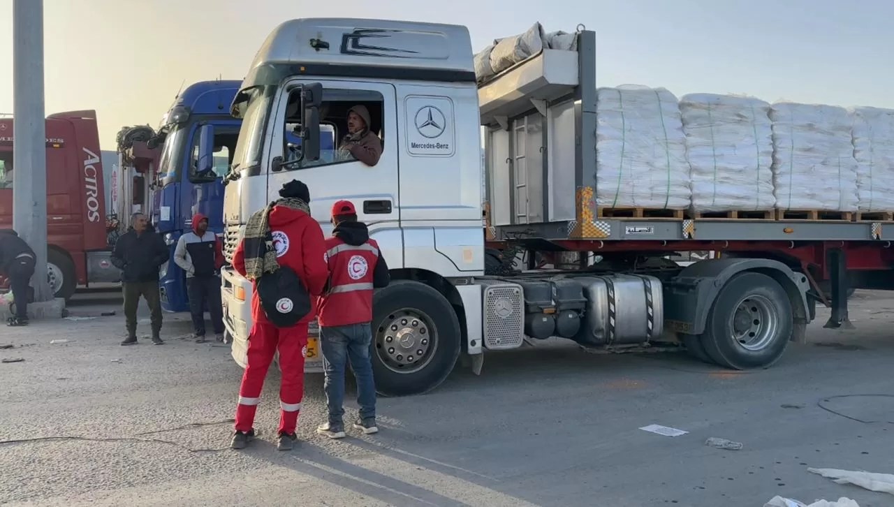 الهلال الأحمر يدعم غزة بزاد العزة الـ 153 بأطنان من المساعدات