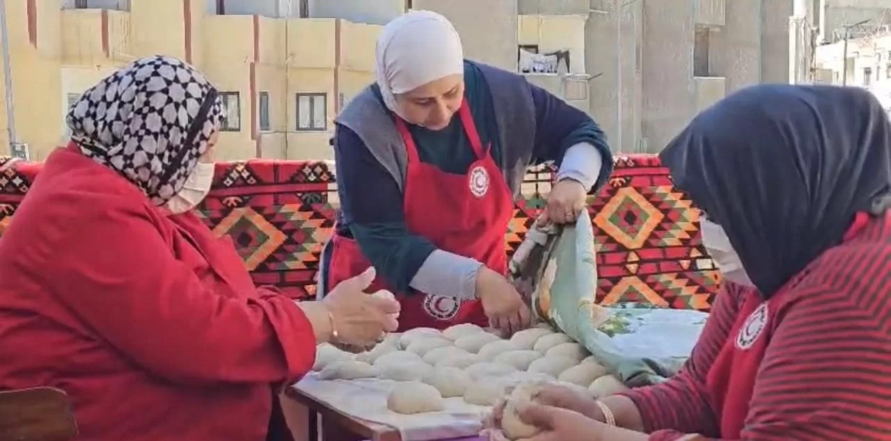 مطابخ الهلال الأحمر يقدم وجبات رمضان ويفتح أبواب الرزق للسيدات مطابخ الهلال الأحمر يقدم وجبات رمضان ويفتح أبواب الرزق للسيدات