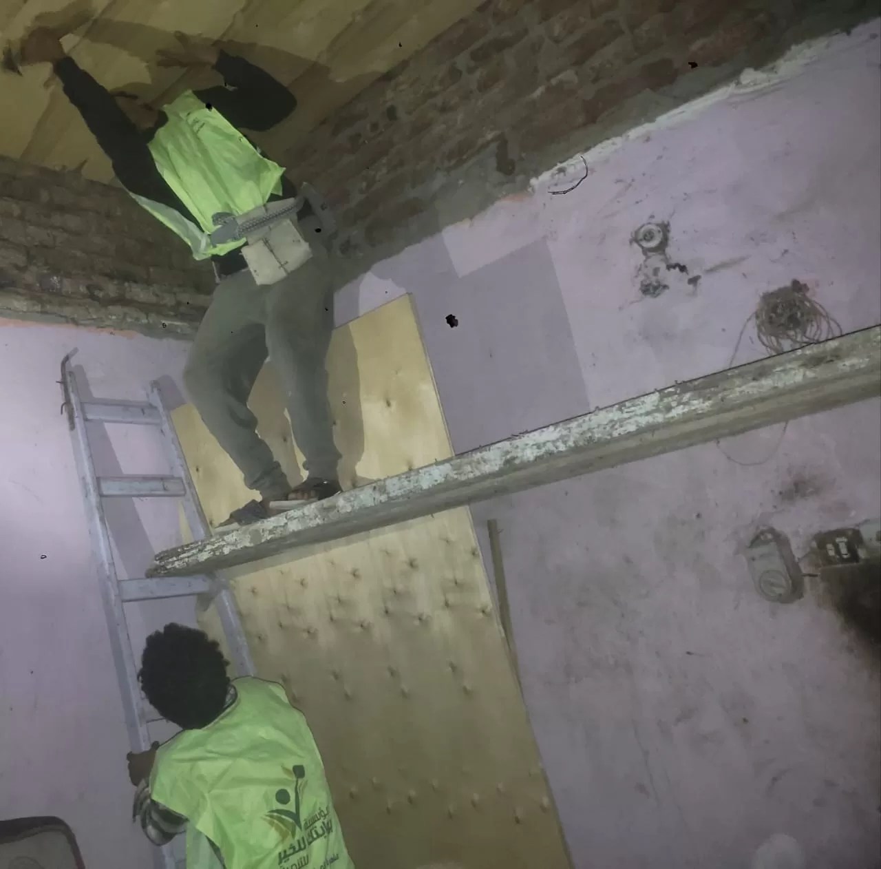 &ldquo;بوابتك للخير&rdquo; ترفع أسقف المنازل بالأقصر لمواجهة الأمطار