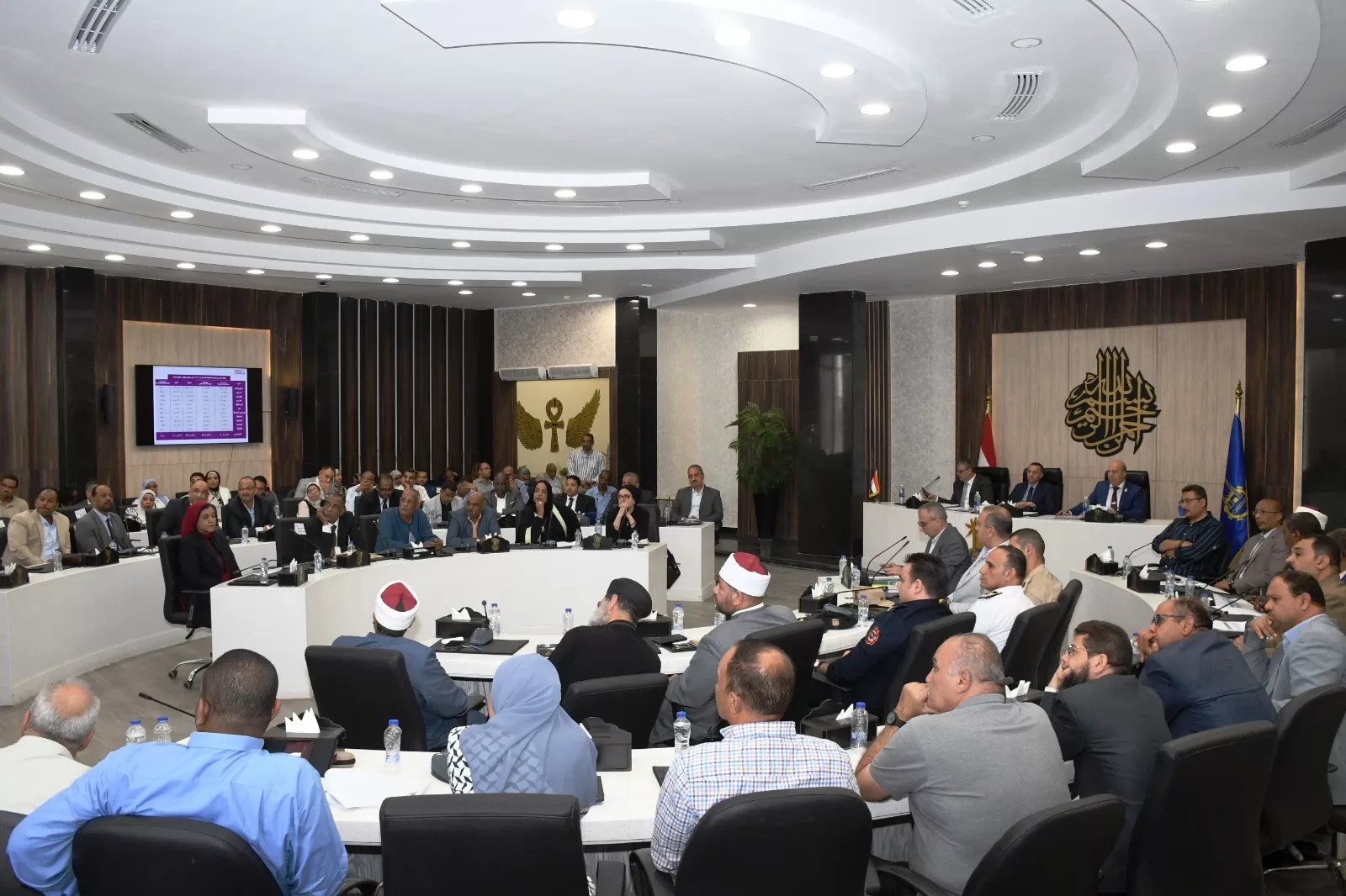 محافظ أسوان يتابع جاهزية مرافق الكهرباء ومياه الشرب لمواجهة إرتفاع درجات الحرارة .. ويوجه بسرعة التعامل مع البلاغات والطوارئ