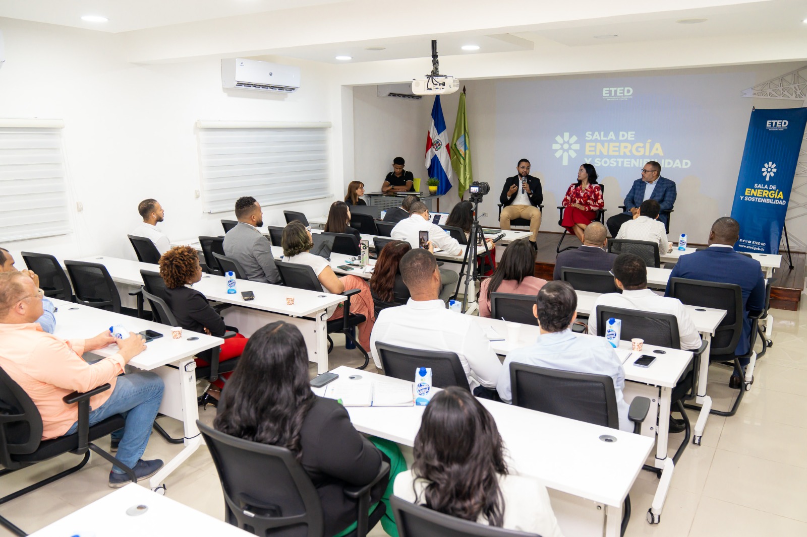 ETED avanza proyecto de baterías para fortalecer SENI