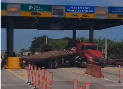 Patana aplasta minibús en peaje de Punta Cana