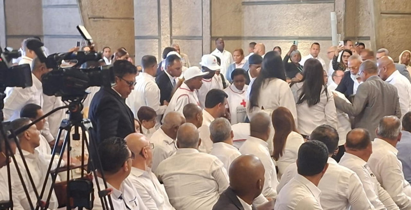 Padre de Ramfis Trujillo se desmaya durante ceremonia Mausoleo | AlMomento.net