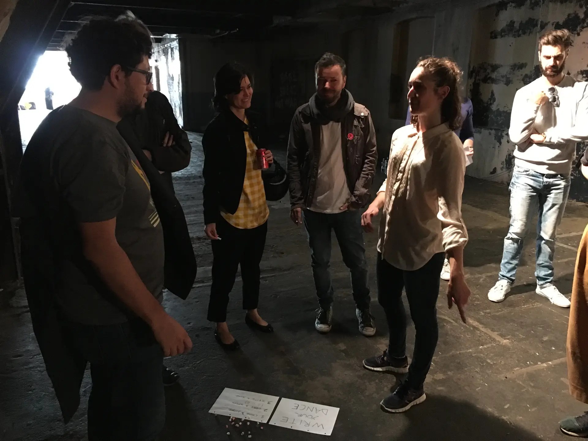 Johanna Merceron speaking with audience in Write ypur dance by Almudena Pérez