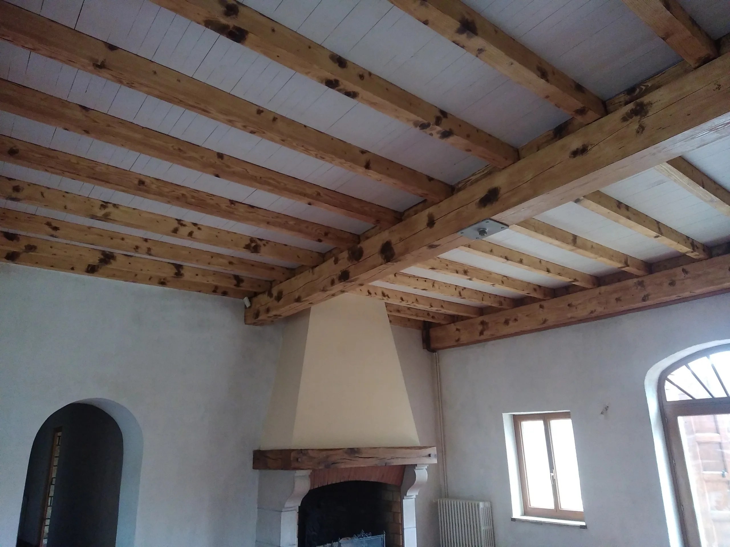 plafond avec poutres en bois sablage et decapage