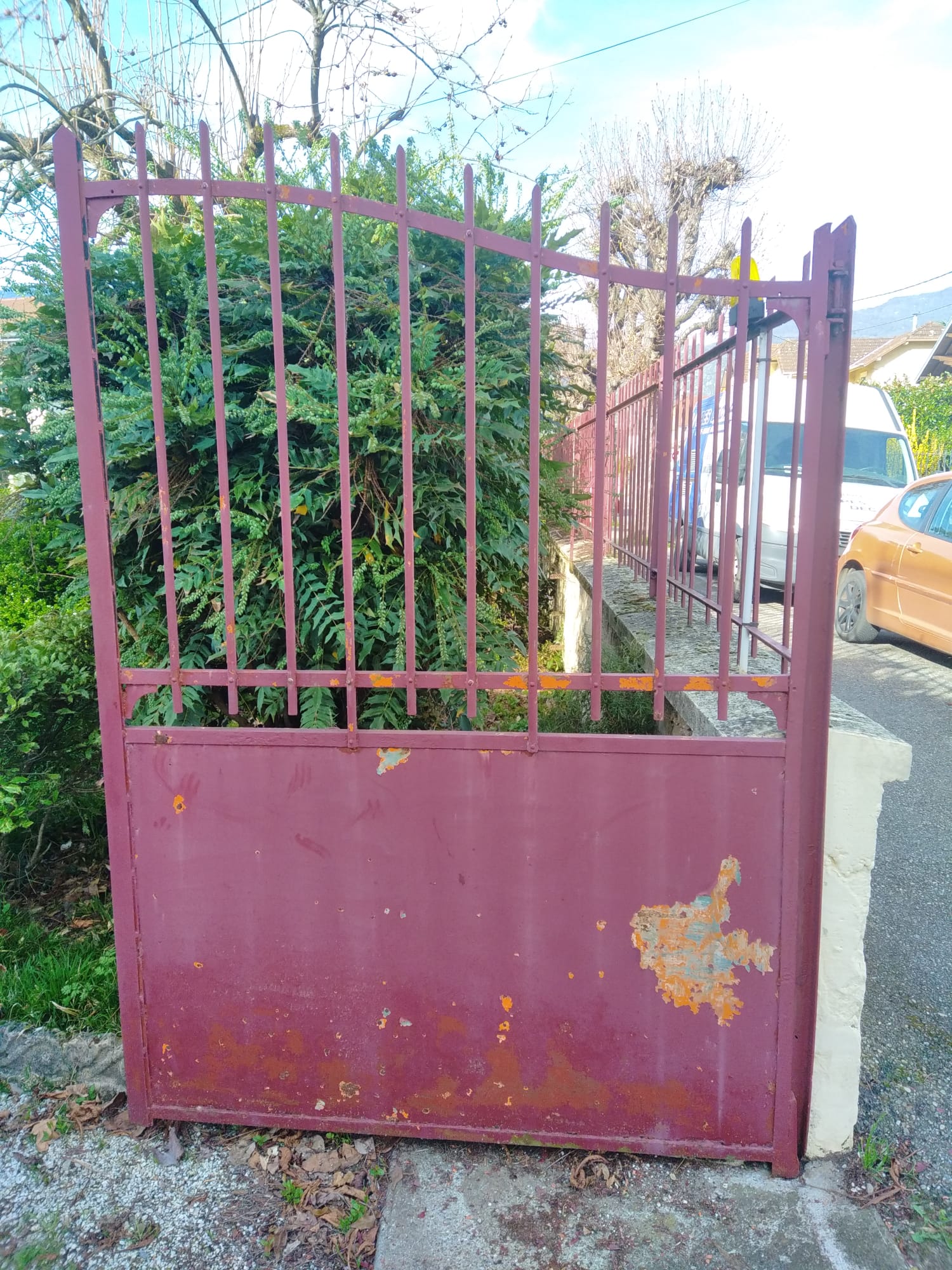 Portail en fer forgé rouillé 2
