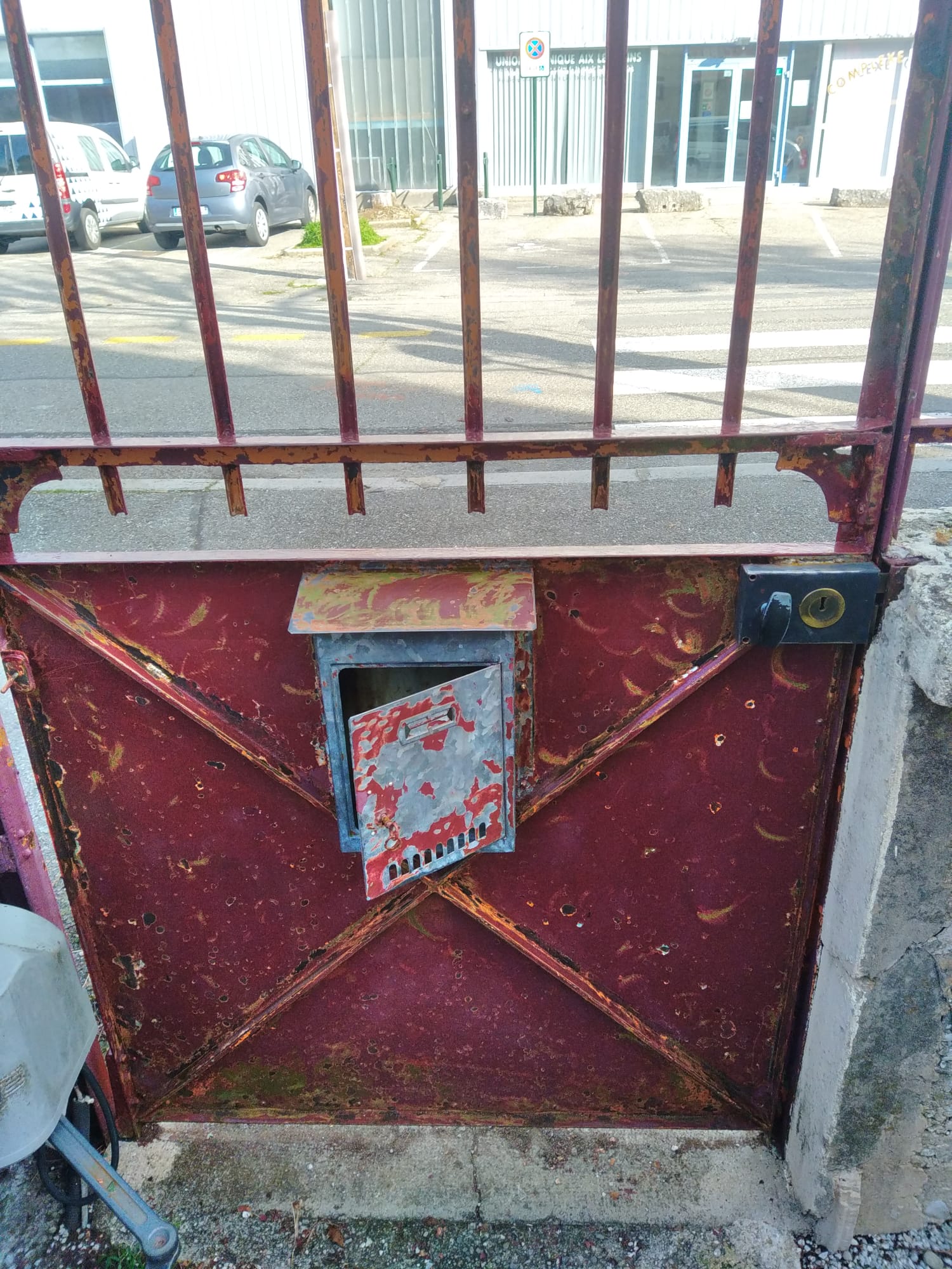 Portail en fer forgé rouillé avant sablage