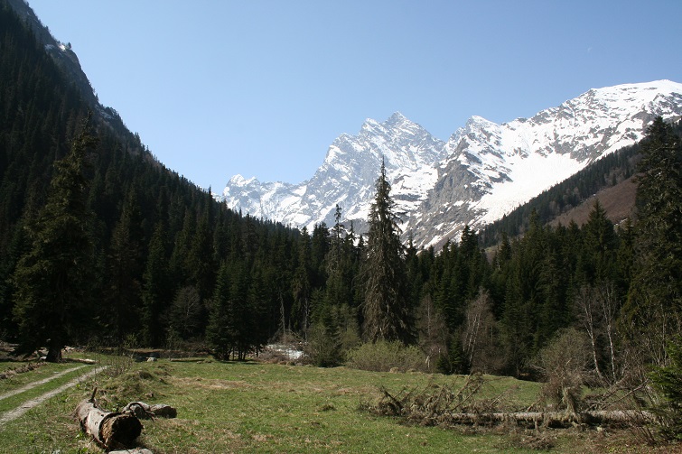 Птыш, затем — по хорошо протоптанной тропе, ведущей в птышское ущелье. Marshrut Ushele Bu Ulgen Pereval Chuchhur Ushele Ptysh Posyolok Dombaj S Dvumya Nochyovkami