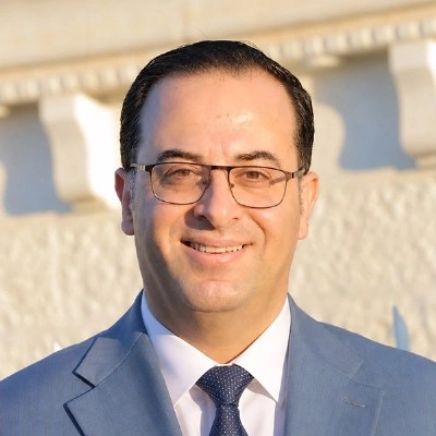 عامان على حكومة جعفر حسان.. نهج ميداني يستحق التقدير وقراءة في الأداء وتحديات المرحلة المقبلة ـ بقلم: المحامي حسام حسين الخصاونة