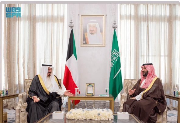 ولي العهد يستقبل رئيس وزراء الكويت في قصر نيوم لبحث التعاون الثنائي