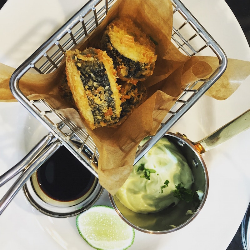 Fried Sushi mit Avocadocreme und Sojasoße