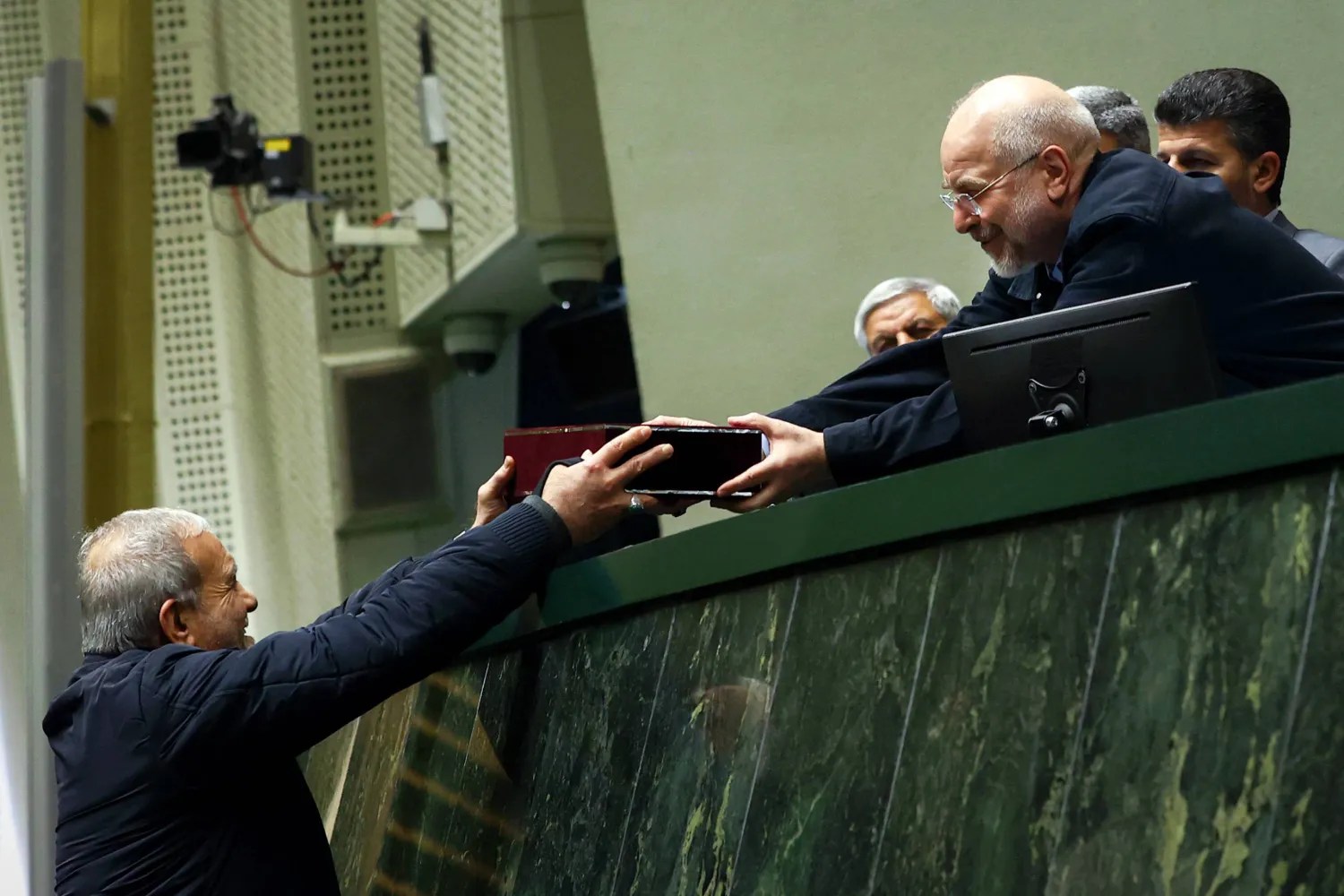 الحكومة الإيرانية تعرض موازنة تتجاوز 107 مليارات دولار 