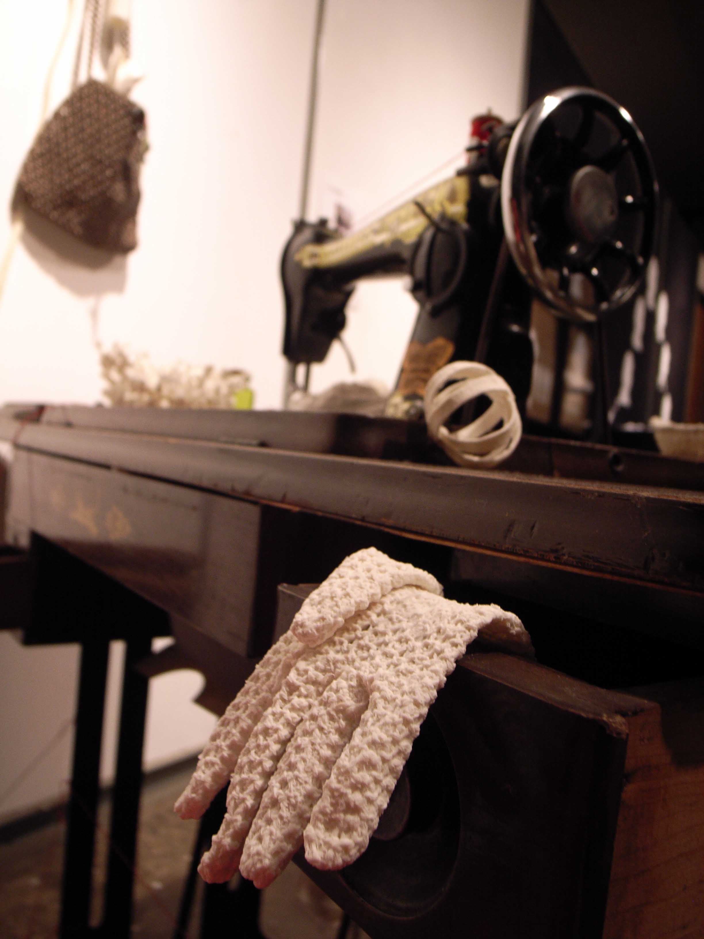 母親 (2009-2010) 4m x 4m 白瓷裝置 Image courtesy of Sara Tse