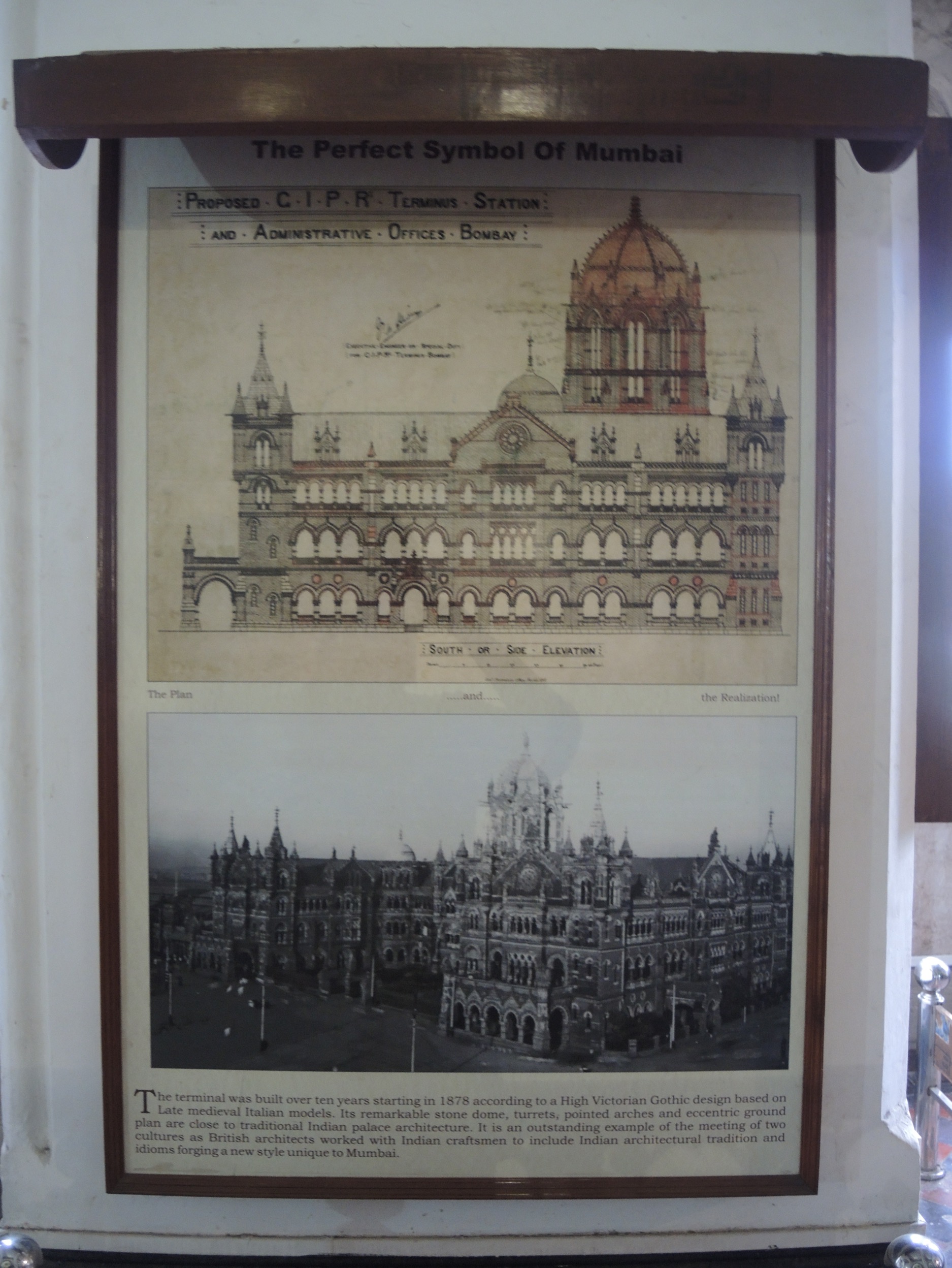 石製拱頂、尖形拱門和整體建築與印度傳統皇宮設計相近