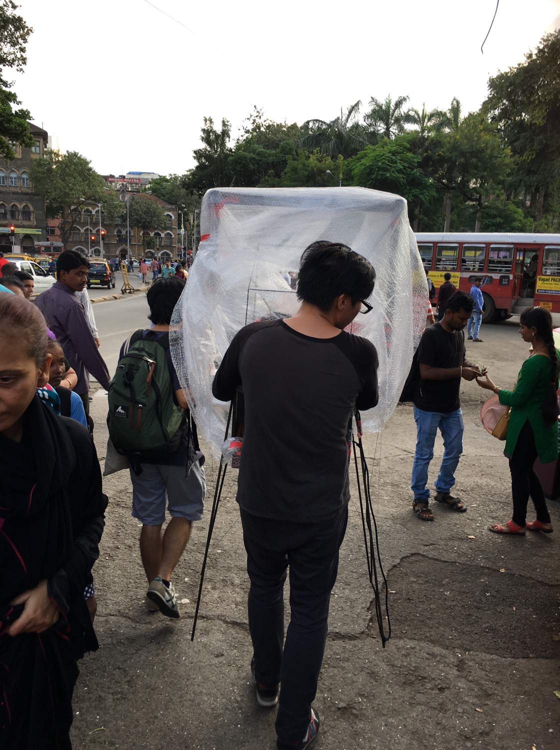 阿朱戰戰競競捧著約接通電子儀器的作品，向JJ 藝術學院進發