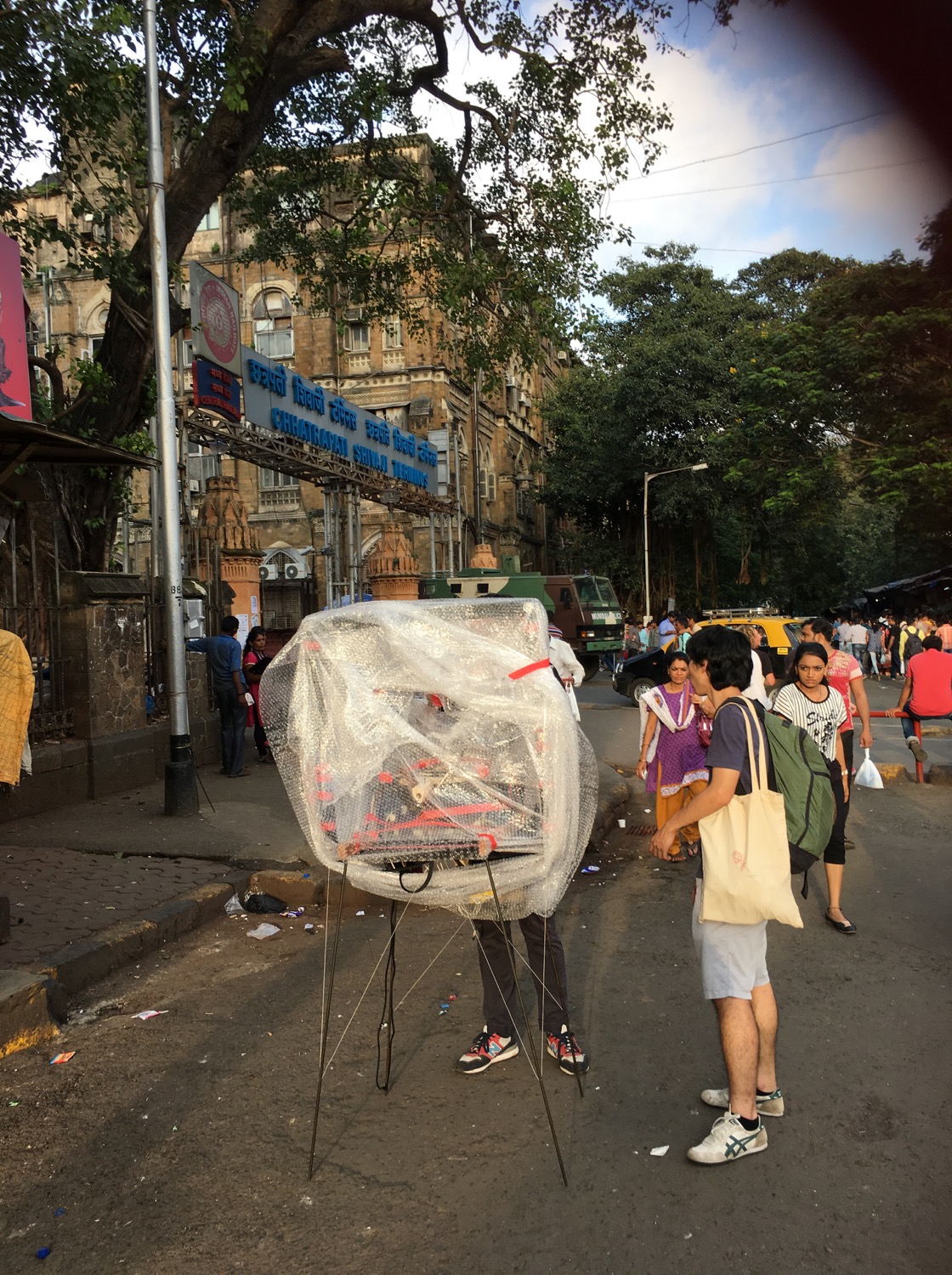 作品被氣泡膠包裹著，阿朱透過框架中的小洞望著前方