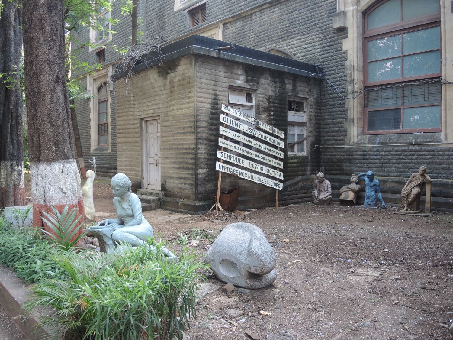 校園四周也不乏雕塑作品