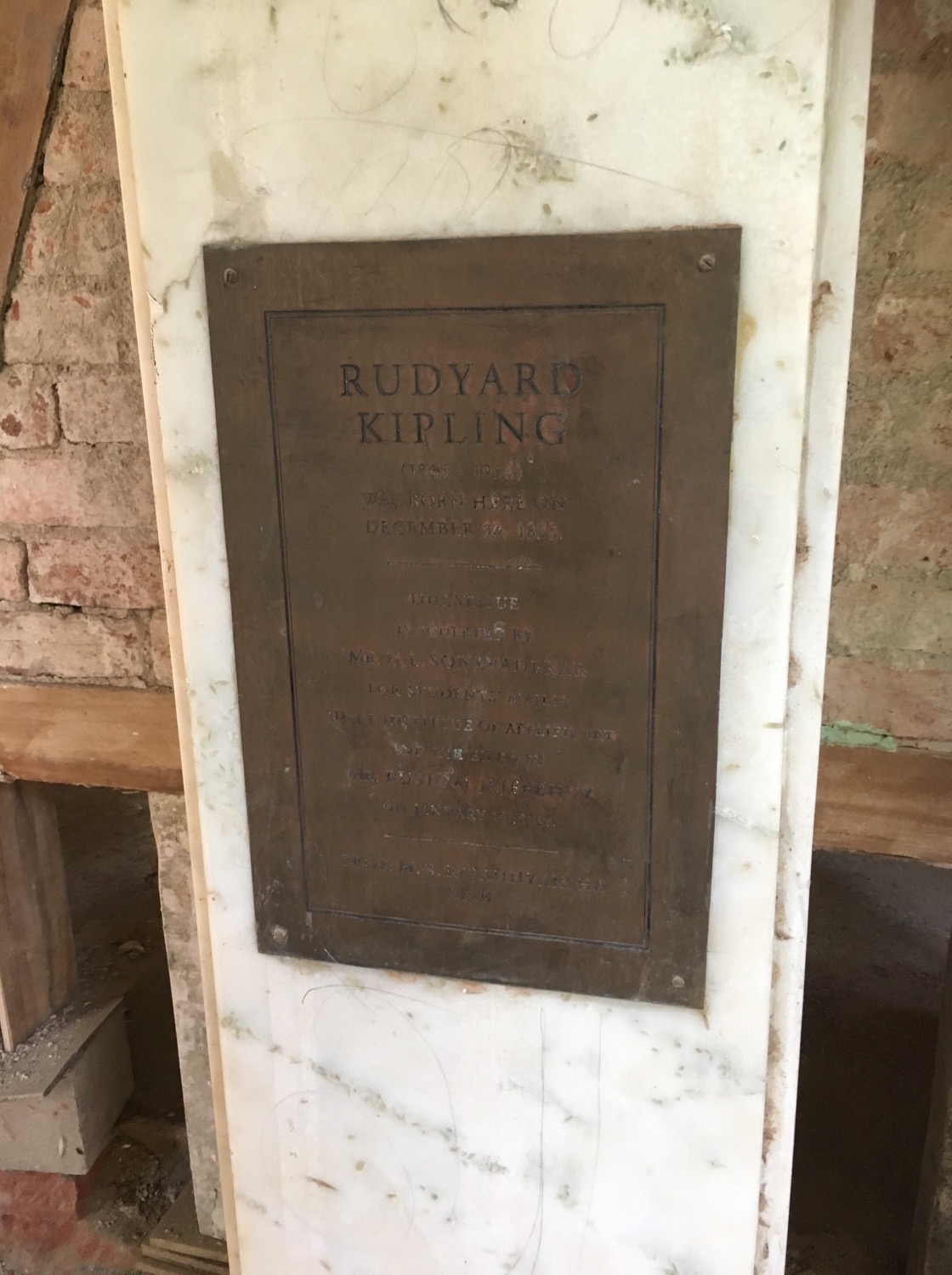 有傳校園地點是英裔作家Rudyard Kipling 的出生地