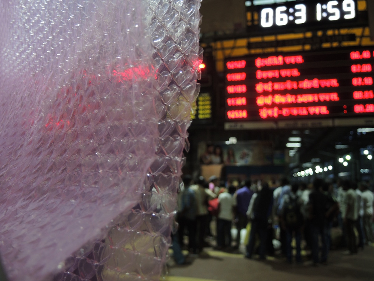 途人把其心形氣泡掐破能呼吸來自中國的空氣