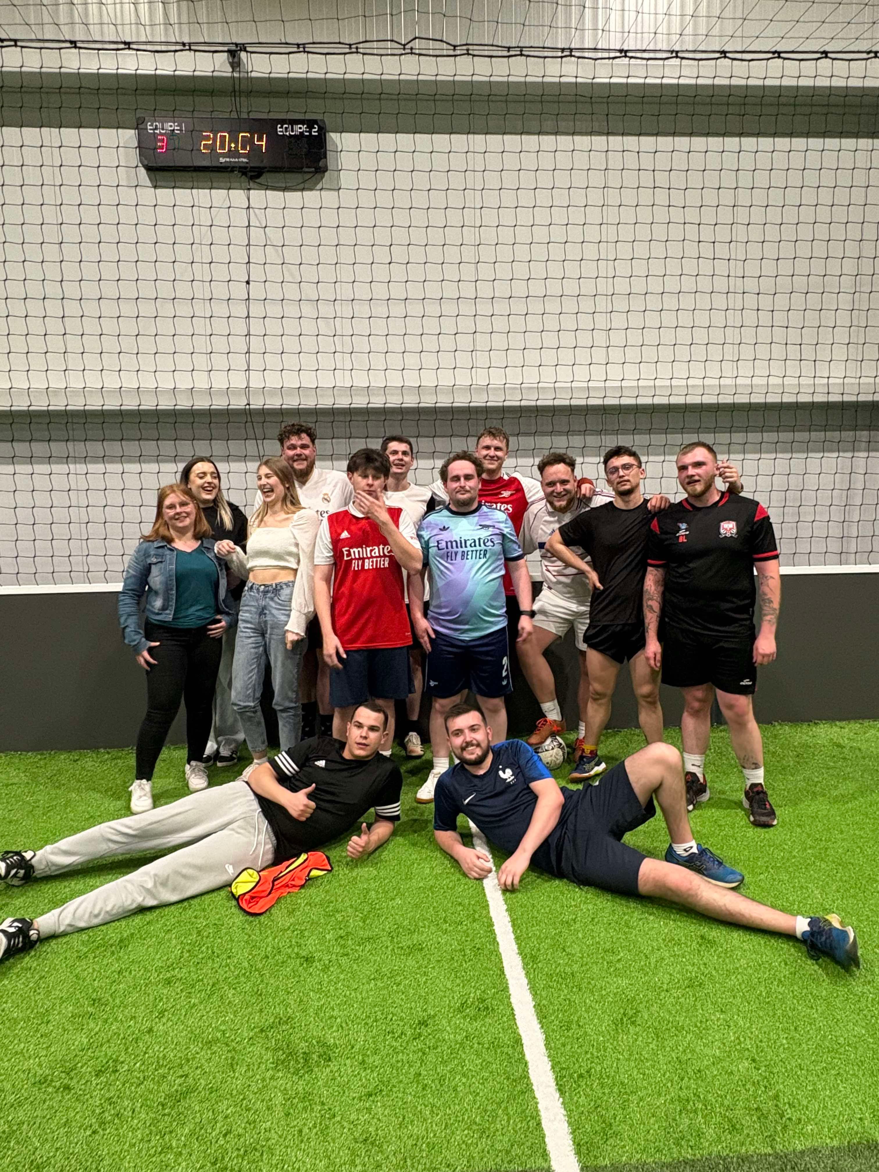 Équipes rassemblées après le tournoi de futsal