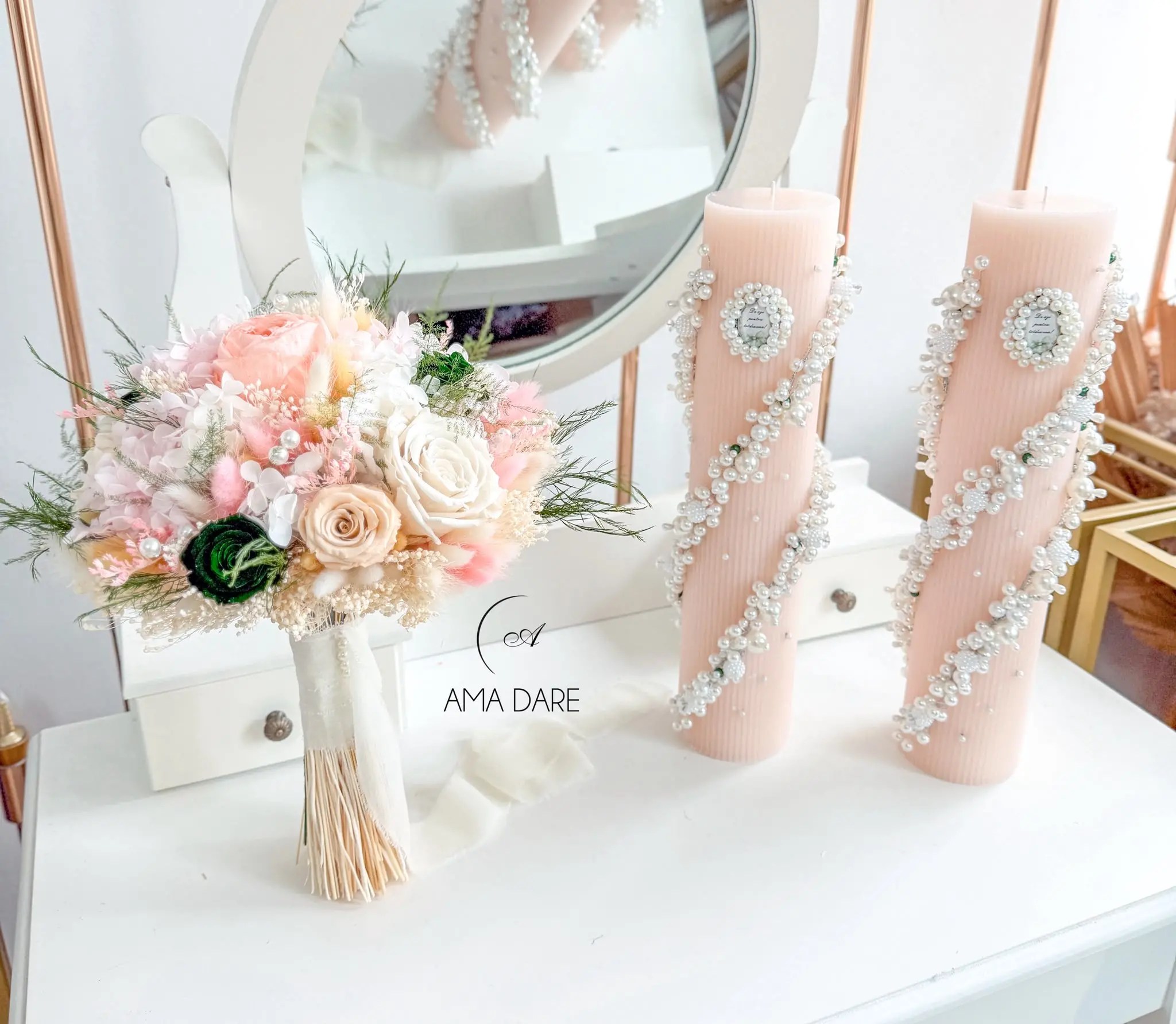 Set nuntă cu buchet de mireasă și lumânări piersică decorate cu perle