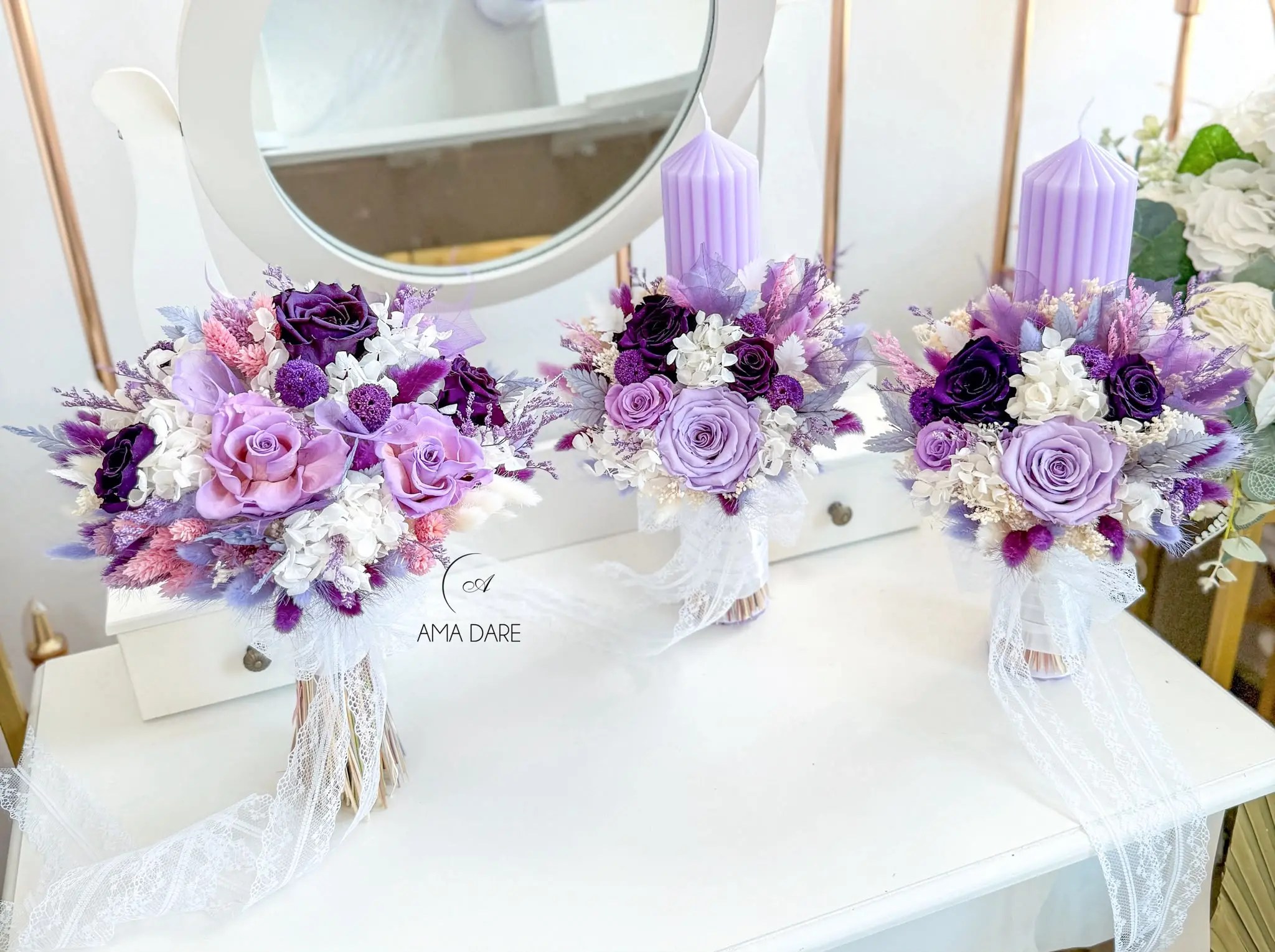 Set floral de nuntă mov și lila cu buchet de mireasă și lumânări