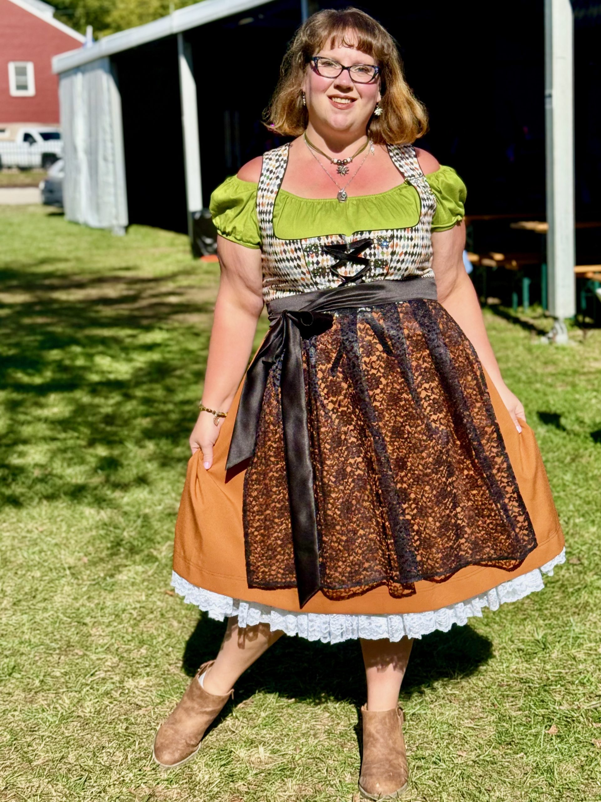 Sartorial Saturday–A New Lace Apron for Oktoberfest – Amanda Markel