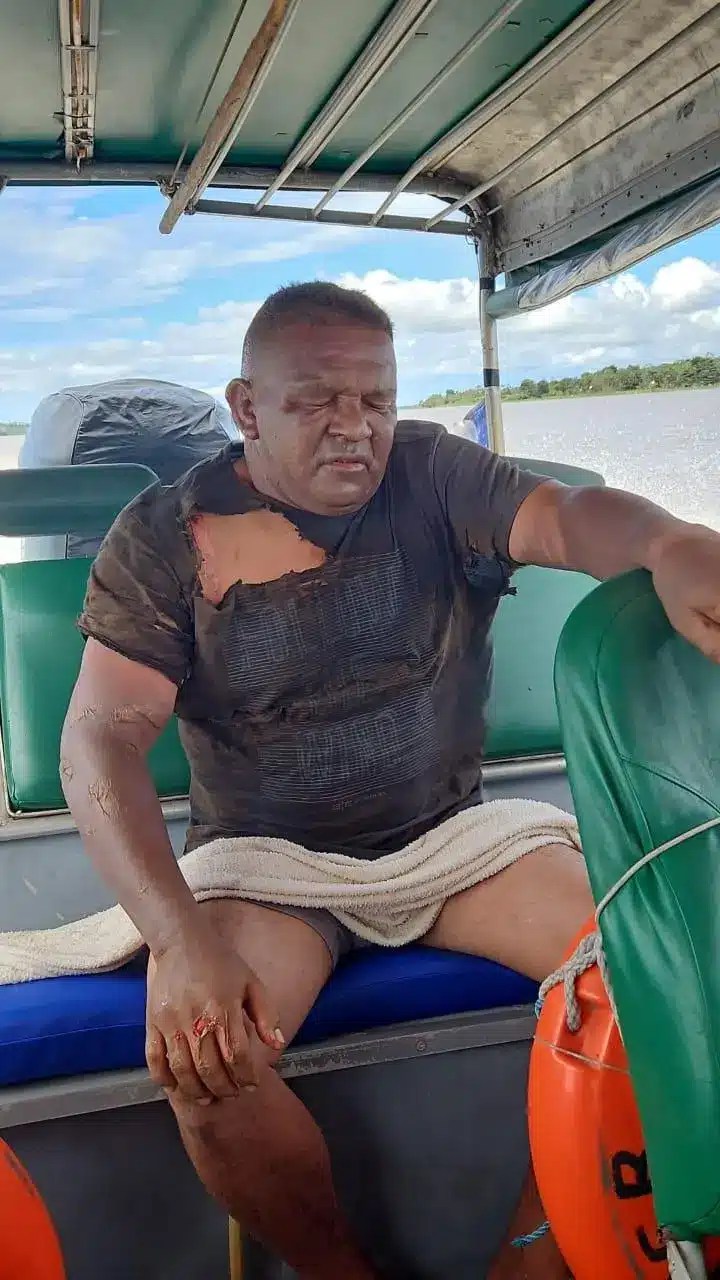 Barco pega fogo Amazonas