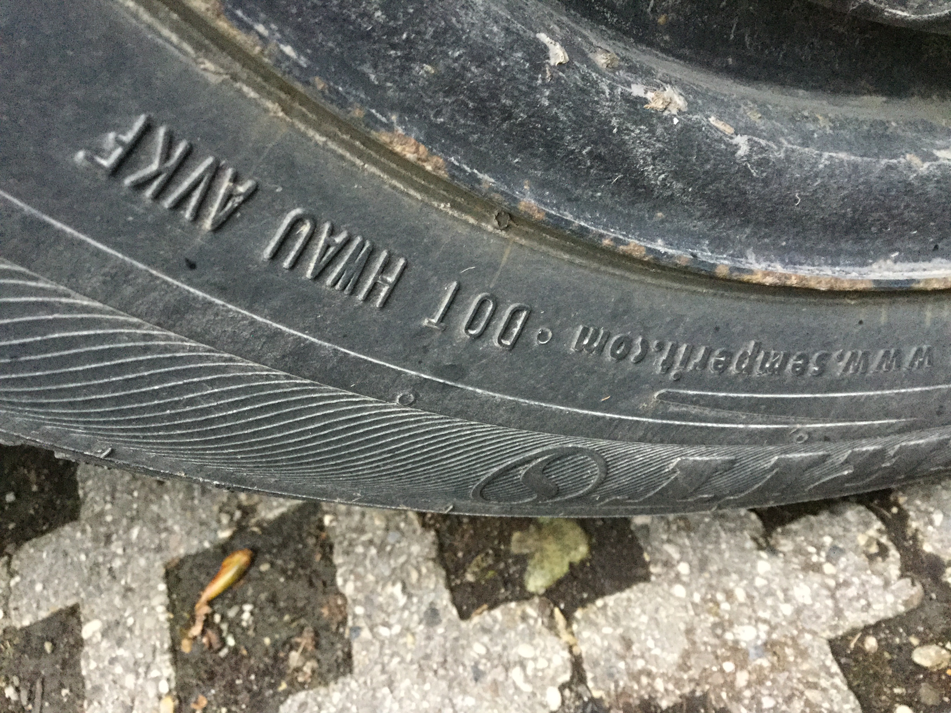 Am Reifen ist eine 100 "oiioiüiI"