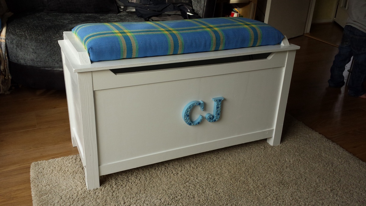 Toy chest style that dad is making for molls. Toy box with upholstered seat | Ana White