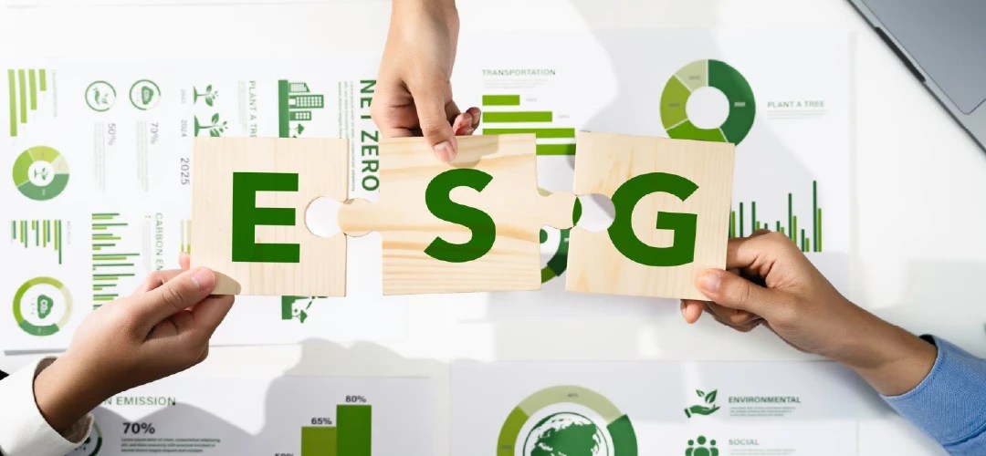Equipo empresarial latinoamericano revisando indicadores ESG