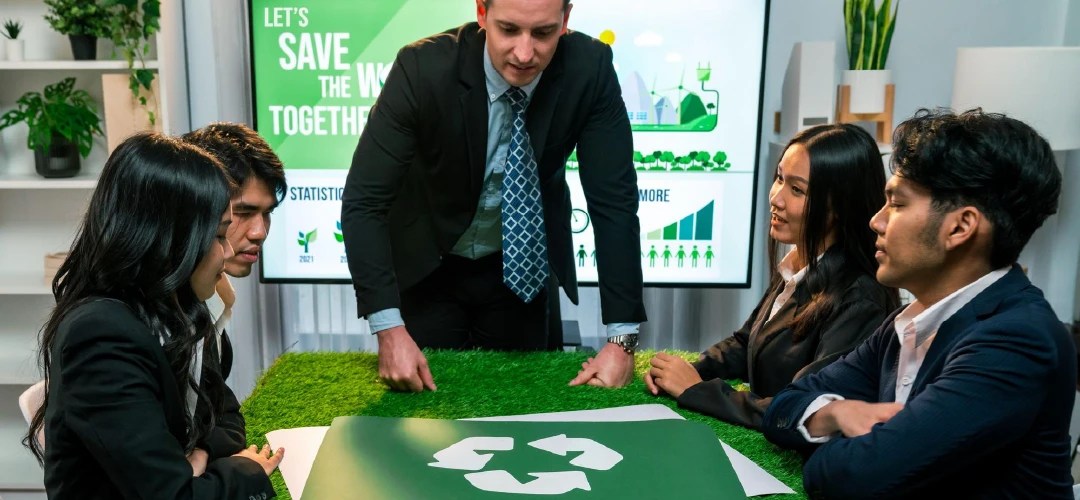 Directivos latinoamericanos celebrando resultados de sostenibilidad corporativa con gráficos de crecimiento y métricas ambientales