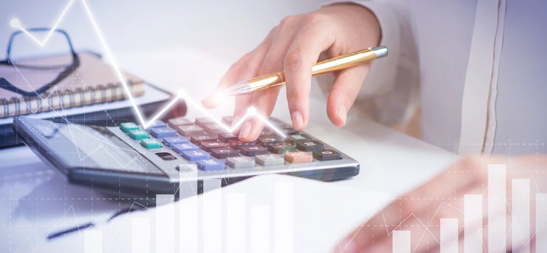 Ejecutivo sacando costos de sostenibilidad