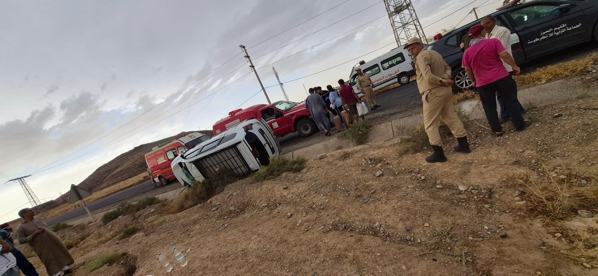 انقلاب سيارة أجرة كبيرة وإصابة عدد من الركاب في حادثة سير خطيرة بلالة تكركوست