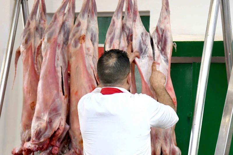 مطالب حقوقية بإلغاء توحيد أختام اللحوم والتمييز بين المستوردة والمحلية
