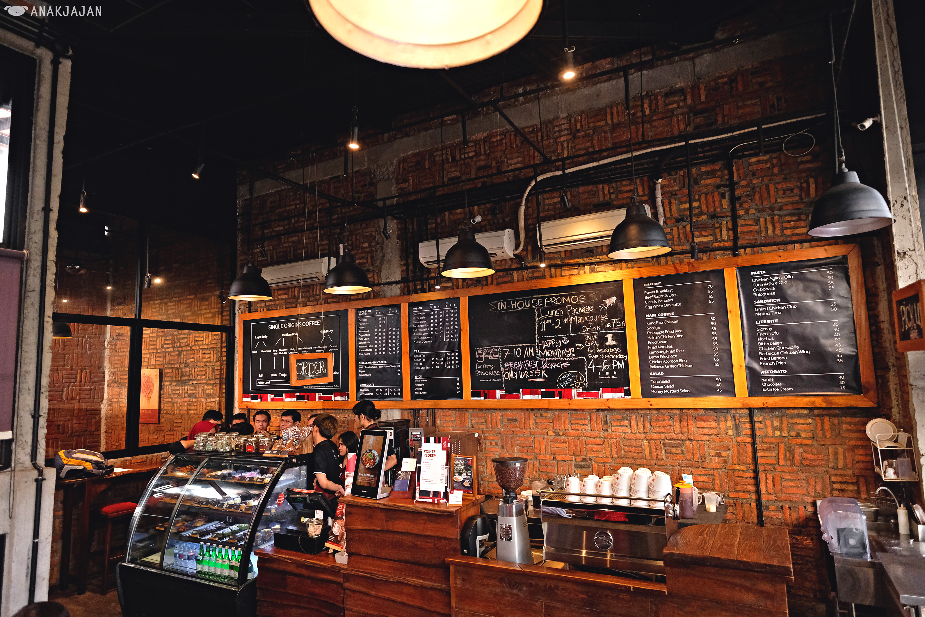 Jalur transit berikut memiliki rute yang melewati dekat anomali coffee . Anomali Anakjajan Com
