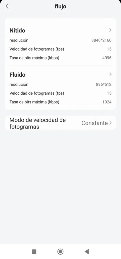 Ajustes de flujo de vídeo de la cámara Reolink TrackMix PoE en la app Reolink, mostrando el canal Nítido a 3840x2160 y el canal Fluido a 896x512, con velocidad de fotogramas y tasa de bits configurables.